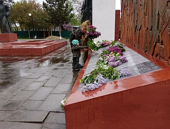 Возложение цветов и венков к мемориалам погибших